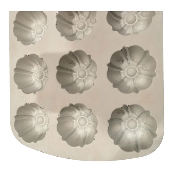 Nordic Ware Yellow Bundt Fluted Muffin Pan Heavyweight Metal Medium Pan - Picture 3 of 6